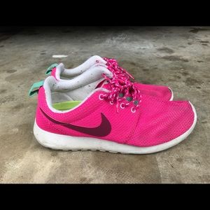 WMNS HOT PINK NIKE ROSHE RUNS